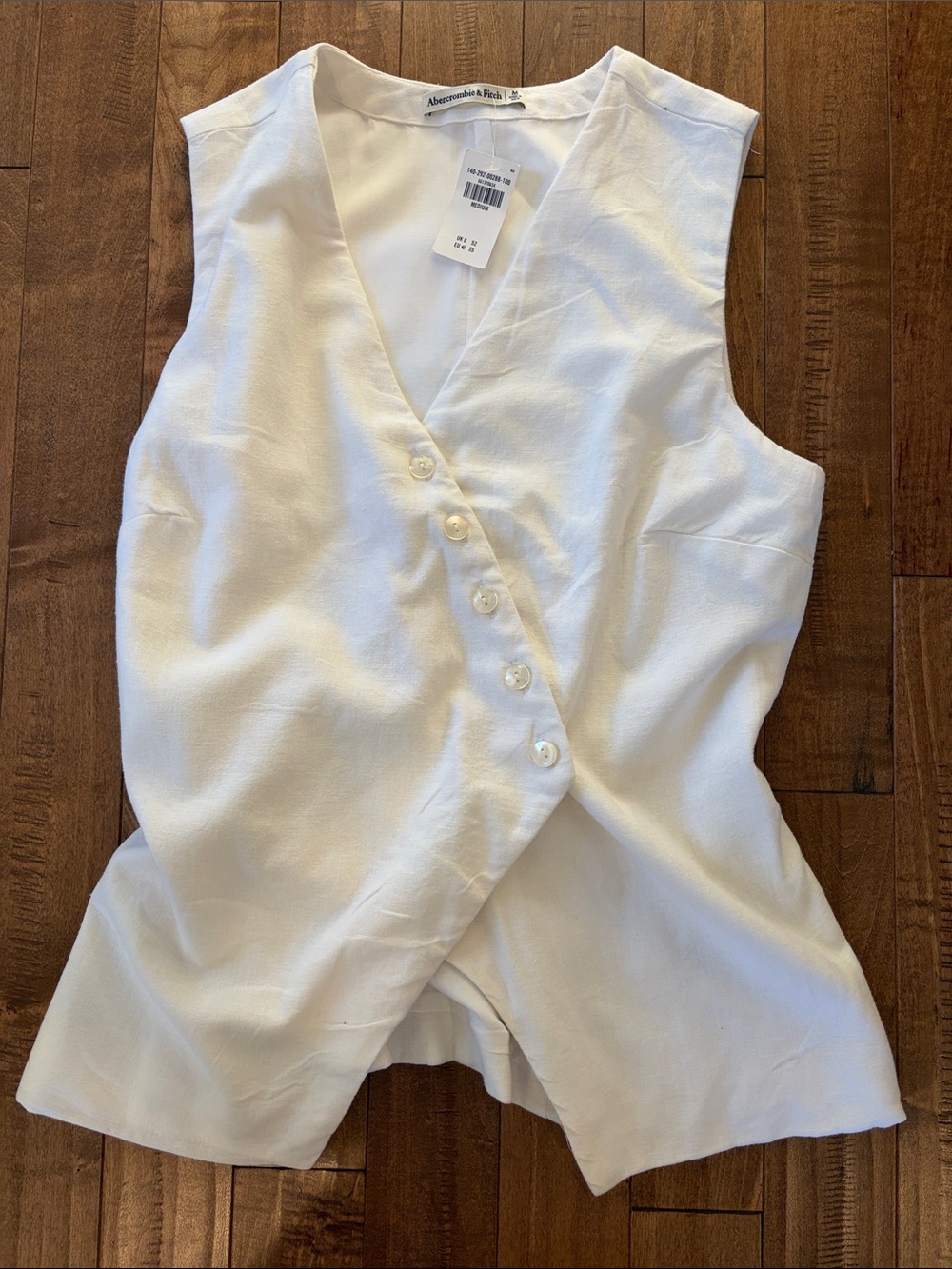 NWT Abercrombie & Fitch Medium Linen White V-Neck Sleeveless Button-Front Top